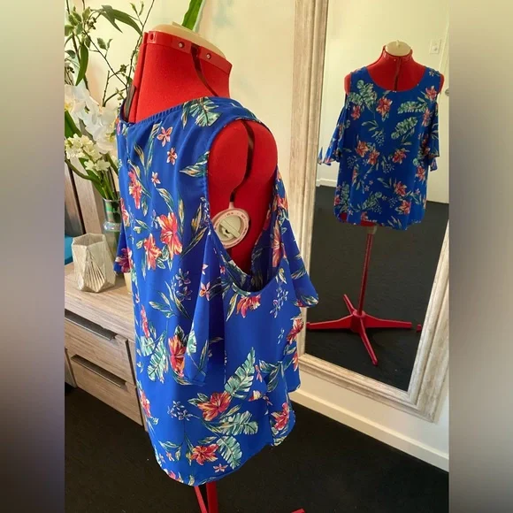 (💰$3 for $15) Size 18 Crossroads Cold shoulder top, blue with red floral print - Picture 5 of 9